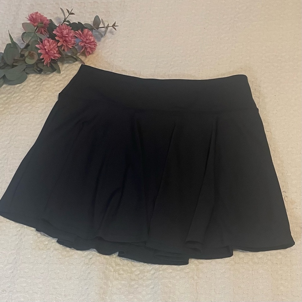 Sporty Black Women's Tennis, Pickle Ball, or Golf.‎ Size 2XL